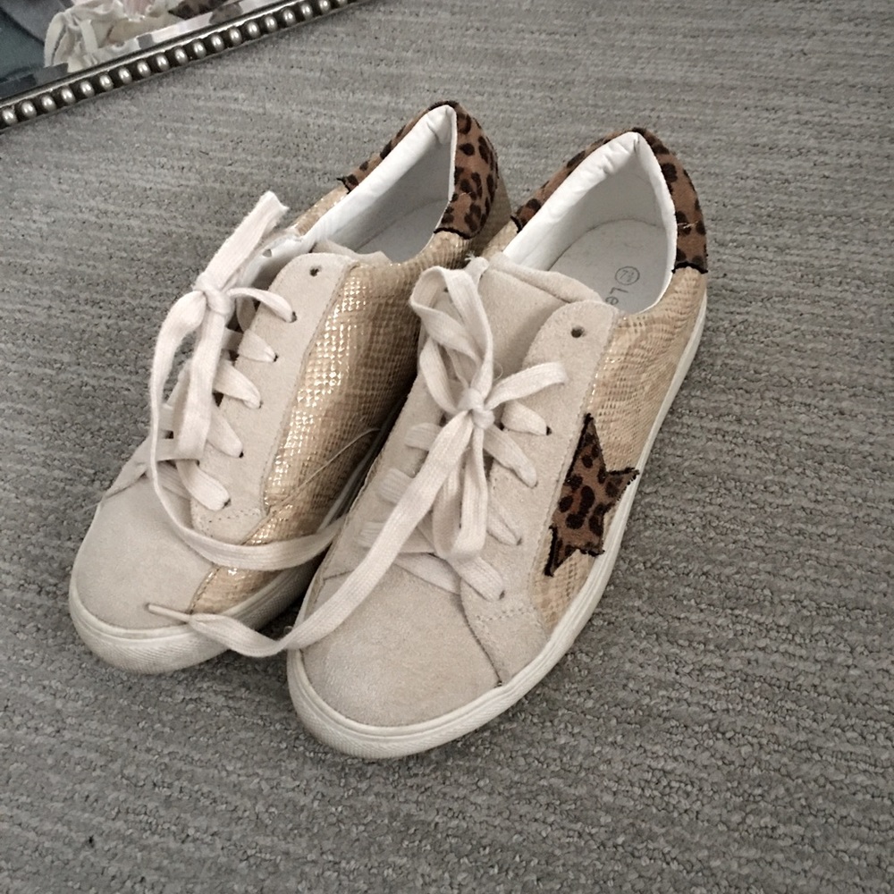Casual shoes with leopard print accents